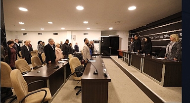 Narlıdere Meclisi'nde 6 Şubat Depremi'nde hayatını kaybedenler için saygı duruşu
