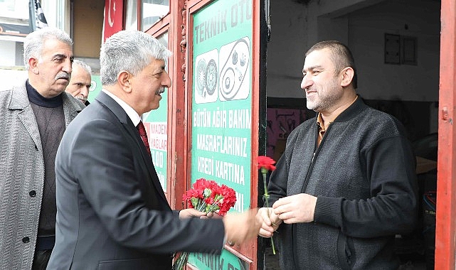 Ömeroğlu, Dilovası'nda sıkmadık el bırakmıyor