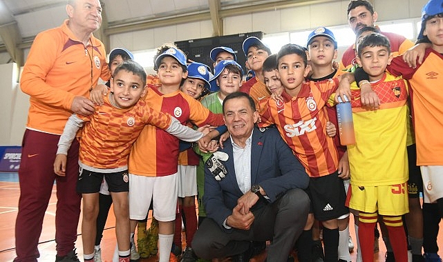 Mersin Yenişehir Belediye Başkanı ve CHP Adayı Abdullah Özyiğit, Spor Tesislerinde Çocuklarla Buluştu