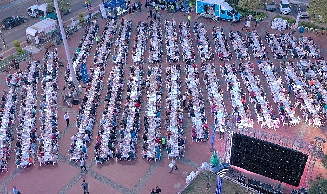 Cumhuriyet Meydanı’nda büyük iftar sofrası