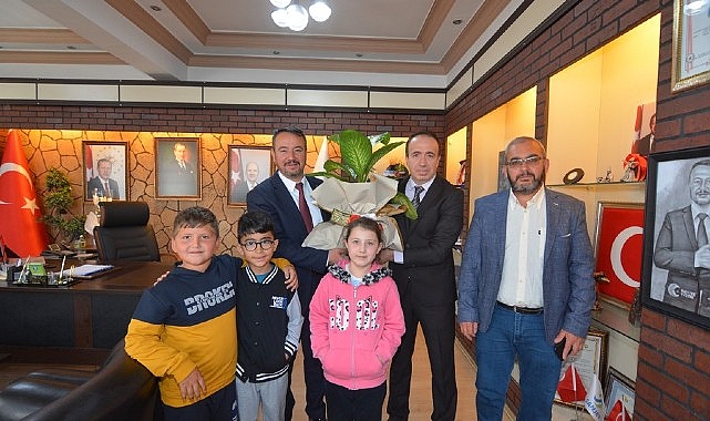 75. Yıl İlköğretim Okulu iradecileri ve öğrencilerimizden oluşan heyet, Belediye Başkanımız Adnan Öztaş’ı makamında ziyaret ettiler