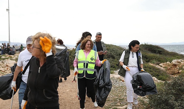 Didim’de, Didim Belediyesi ekipleri ve Didim Plogging Grubu üyeleri ile birlikte kıyı temizliği çalışması yapıldı.