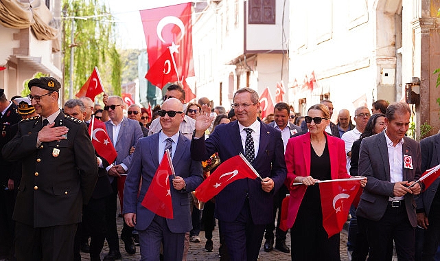 Türkiye Cumhuriyeti'nin kurucusu Gazi Mustafa Kemal Atatürk’ün Ayvalık'a gelişinin 90'ıncı yıl dönümü kutlandı. Program, Ayvalık Karayolları 29'uncu Şube Şefliği bahçesinden başladı