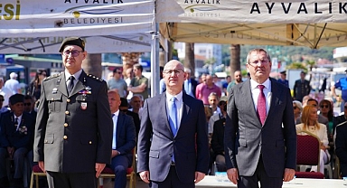 172. Alay Komutanı Yarbay Ali Çetinkaya'nın Ayvalık'ta ilk kurşun atışının 105. yıl dönümü anısına Cumhuriyet Meydanı'nda çelenk koyma töreni ardından Alibey (Cunda) Adası'nda Ali Çetinkaya büstüne çiçek bırakıldı