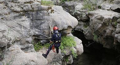 Antalya Büyükşehir'in kahraman itfaiyecileri eğitimde 