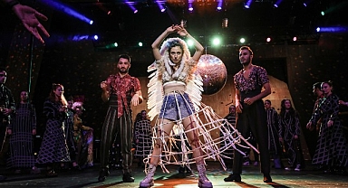 “Aşık Shakespeare” için sezonun İstanbul’daki son oyunları 27-28 Mayıs’ta Zorlu PSM’de