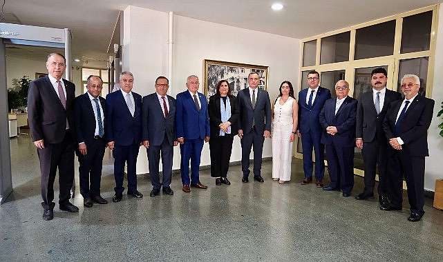 Aydın Ticaret Borsası Yönetim Kurulu Başkanı Fevzi Çondur ve yönetim kurulu üyeleri, Aydın Büyükşehir Belediye Başkanı Özlem Çerçioğlu'na nezaket ziyaretinde bulundu
