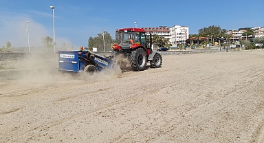 Ayvalık Belediyesi Temizlik İşleri Müdürlüğü bünyesindeki ekipler, şehrin turist akınına uğradığı yaz ayları öncesinde temizlik çalışmalarına devam ediyor