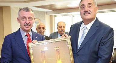 Başkan Büyükakın, Erzurumlular Vakfı Başkanı Ahmet Önal ve Kars-Ardahan-Iğdır Vakfı Başkanı İsa Bozkurt ile yönetimlerini makamında konuk etti 