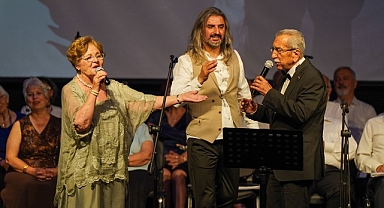 Başkan Işık, Kızılcıklar Oldu mu türküsünü seslendirdi