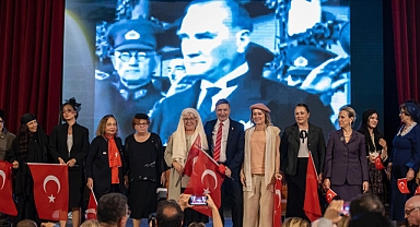 Başkan Mutlu öncü kadınların anıldığı gösteride sahne aldı