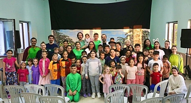 Burhaniye Belediyesi Kent Tiyatrosu, kırsal ve merkez mahalleler olmak üzere ilçe genelinde çocukları tiyatro ile buluşturmaya devam ediyor