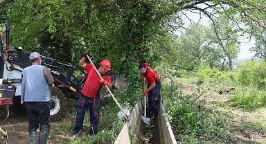 Büyükşehir, Bayraktar'da tarımsal sulama kanallarını temizledi