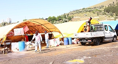 Çankaya Belediyesi Yeşilkent Mahallesine (Mühye) kurduğu kurban satış ve kesim alanında, kurban satıcıları ve ibadetini yapacak vatandaşlar için hazırlıklarını tamamladı