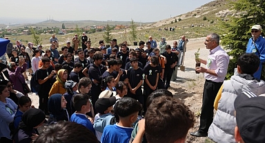 Çevre duyarlılığı adına örnek çalışmalar yürüten Selçuklu Çevre ve Sıfır Atık Platformu, 530 çevre gönüllüsünün katılımıyla 1.200 adet fidanı toprakla buluşturdu