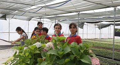Efeler Yahya Kemal Beyatlı İlkokulu üçüncü sınıf öğrencileri derslerini Aydın Büyükşehir Belediyesi’nin Mimar Sinan Mahallesi’ndeki fidanlığında işledi