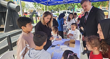 Gölcük Belediyesi; 19 Mayıs Gençlik ve Spor Bayramı kapsamında Anıtpark’ta düzenlediği “Gençlik Atölyeleri” ile gençler, sanat dolu bir bayram coşkusu yaşadırlar