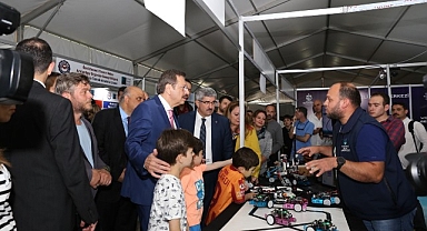  Hisarcıklıoğlu’dan Bilişim Fuarı’na tam not