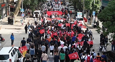 İnegöllü Gençler 19 Mayıs Coşkusunu Sokaklara Taşıdı