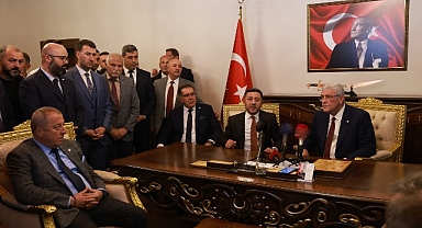 İYİ Parti Genel Başkanı Müsavat Dervişoğlu, Nevşehir Belediye Başkanı Rasim Arı’yı makamında ziyaret etti