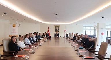 İzmir'de eğitimcilere dezenformasyon ve yeni medyanın önemi anlatıldı