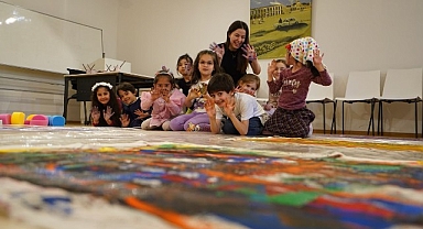 Kadırga Sanat Galerileri'nin Bez Kumaş Üzerine Soyut Sanat Atölyesi'nde Kendi Desenlerimizi Oluşturuyoruz