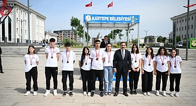 Kartepe'de 19 Mayıs Atatürk'ü Anma Gençlik ve Spor Bayramı'nın 105’inci yılı düzenlenen törenle coşku içerisinde kutlandı