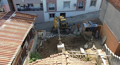 Kemalpaşa Belediyesi, kent dokusunu bozan ve yıkılma riski taşıyan metruk yapıların yıkım çalışmalarına aralıksız devam ediyor