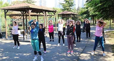 Küçükçekmece Belediyesi, kent sakinlerini güne zinde başlatmak ve sağlıklı bir yaşama teşvik etmek amacıyla açık havada sabah sporları düzenliyor