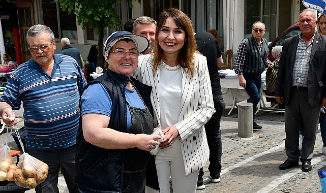 Malkara Belediye Başkanı Nergiz Karaağaçlı Öztürk, Anneler Günü etkinlikleri çerçevesinde Şehitlik Caddesi’nde düzenlenen Kadın Emeği Pazarı'nı ziyaret etti