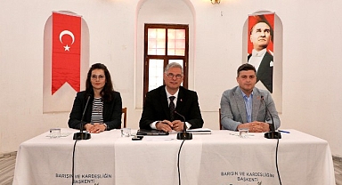 Mudanya Belediyesi Mayıs Ayı Olağan Meclis Toplantısı’nda Mudanya Dolgu Alanı’nda bulunan Kapalı Pazar Yeri’nin yeniden kullanıma açılması oy birliği ile kabul edildi