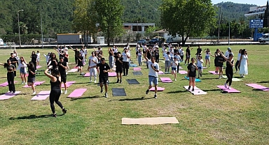 Öğrenciler açık havada yoga yaptı