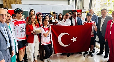 Samsun'dan Gelen Bayrak ve Toprak Genç Doktorlara Teslim Edildi