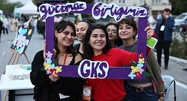 Üniversiteli gençler festivalde eğlenerek stres attı