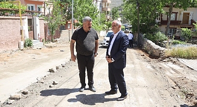 Yahyalı Belediyesi, ilçede bozulan yollarda düzenleme yaparak asfaltlanmaya hazır hale getirmeye devam ediyor