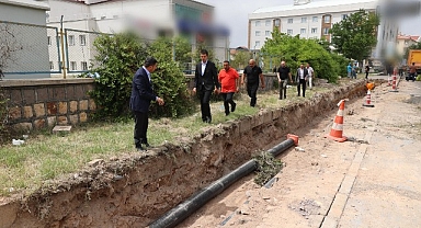 2000 Evler Mahallesi’nde altyapıdan kaynaklı su kesintilerini en aza indirmek için Nevşehir Belediyesi ekipleri, isale hattını yeniliyor