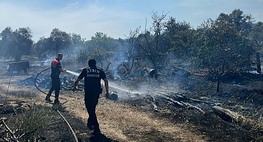 Aydın Büyükşehir Belediyesi İtfaiyesi, bugün öğle saatlerinde Efeler’in Umurlu Mahallesi’nde çıkan arazi yangınına kısa sürede müdahale ederek bir facianın önüne geçti