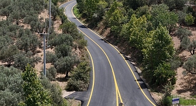 Aydın’da sürücüler ve yayalar için güvenli ve konforlu yollar oluşturan Aydın Büyükşehir Belediyesi, birçok farklı noktada yol yapım çalışmalarına hızla devam ediyor