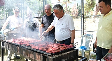 Başkan Topaloğlu’ndan öğrencilere mangal partisi