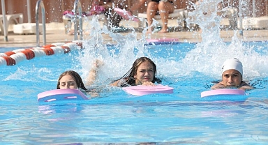 Bayraklı'da çocuklar için yüzme kursu