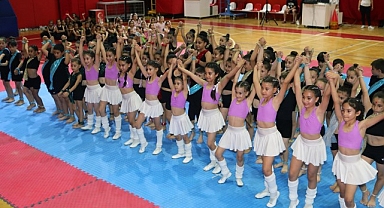 Bayraklılı jimnastik ve bale kursiyerleri büyüledi