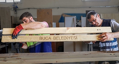 Buca’da ahşap atıklar kent mobilyasına dönüştürülüyor