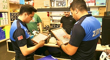 Burhaniye Belediyesi, yaptığı denetimler sonucunda bazı iş yerlerinde ruhsat eksikleri tespit etmiş ve bu konuda esnafı uygun şekilde ruhsatlarını çıkarmaya davet etmiştir