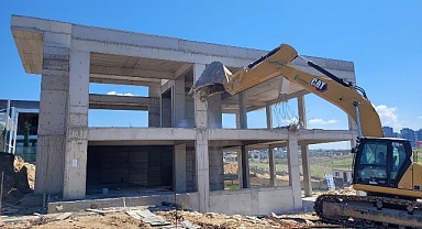 Çankaya Belediyesi, planlı ve sağlıklı yapılaşma çalışmalarına kaçak ve metruk yapıları yıkarak devam ediyor.