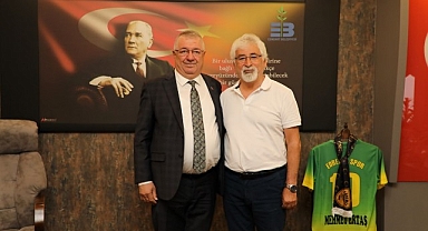 Edremit Belediye Başkanı Mehmet Ertaş, bayramın üçüncü günü belediye hizmet binasında vatandaşlarla bayramlaştı