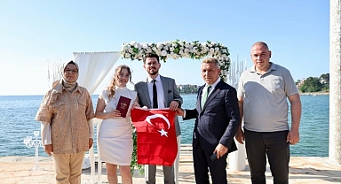 Eşsiz güzelliğiyle vatandaşlarımızın en güzel anlarına ev sahipliği yapan Kandıra sahilleri, evliliğe adım atan çiftlerin de bu özel anları için ilk tercihi oluyor