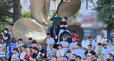 Gölcüklüler, A Milli Takımın EURO 2024 Avrupa Futbol Şampiyonası’nda Portekiz ile karşılaştığı maçı Anıtpark’ta kurulan dev ekranda birlikte izlediler