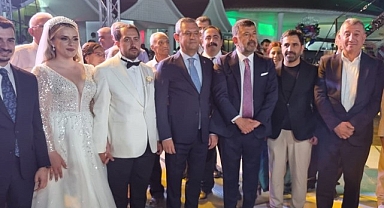 Güzelbahçe Belediye Başkanı Mustafa Günay, CHP Genel Başkanı Özgür Özel’inde katıldığı Melisa Yavaşoğlu ve Gaffar Çiçek’in düğün töreninde nikah şahitliği yaptı