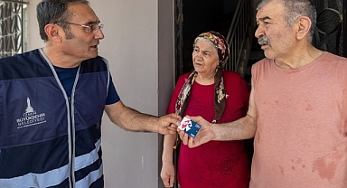 İzmir’de Emekli Dayanışma Kartı yüzleri güldürdü “Allah böyle başkanları hep var etsin”