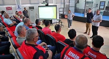 İzmir İtfaiyesi personeli yılan yakalama eğitimi aldı